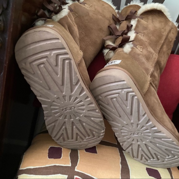 Tall tan classic UGG boots - Picture 5 of 8
